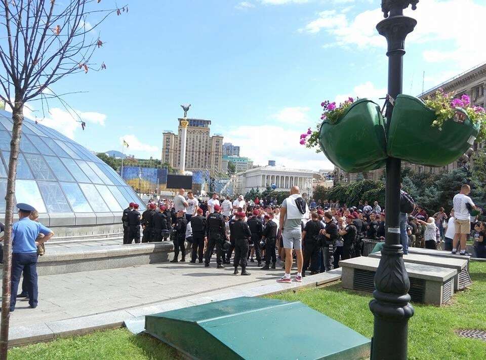 В центре Киева милиция оцепила толпу польских фанатов: фотофакт