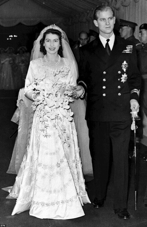 Опубликованы эксклюзивные фото со съемок фильма о свадьбе королевы Елизаветы: роскошное платье невесты и антураж 40-х годов