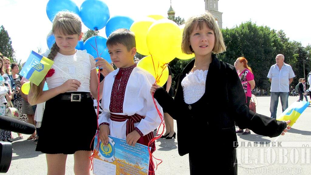 У Слов'янську пройшов масштабний флешмоб патріотів: фоторепортаж		