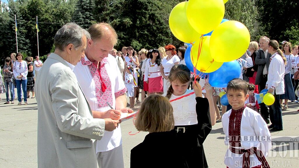 В Славянске прошел масштабный флешмоб патриотов: фоторепортаж		