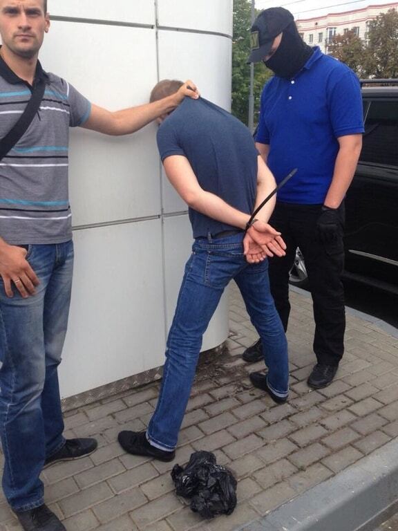 У Києві на хабарі в 130 тис. спіймали великого чиновника: фотофакт