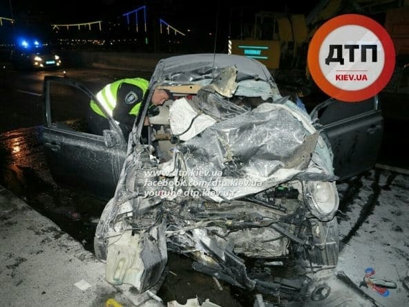Смертельное ДТП в Киеве: автомобиль после удара загорелся