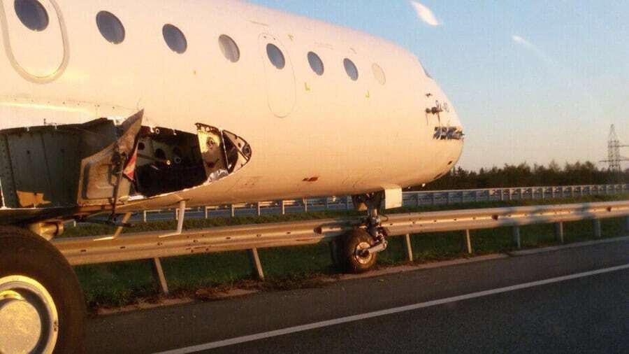 В России самолет без крыльев угодил в ДТП: фото и видео с места аварии