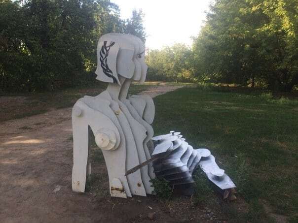 У Києві на Пейзажці вандали пошкодили скульптуру: фотофакт