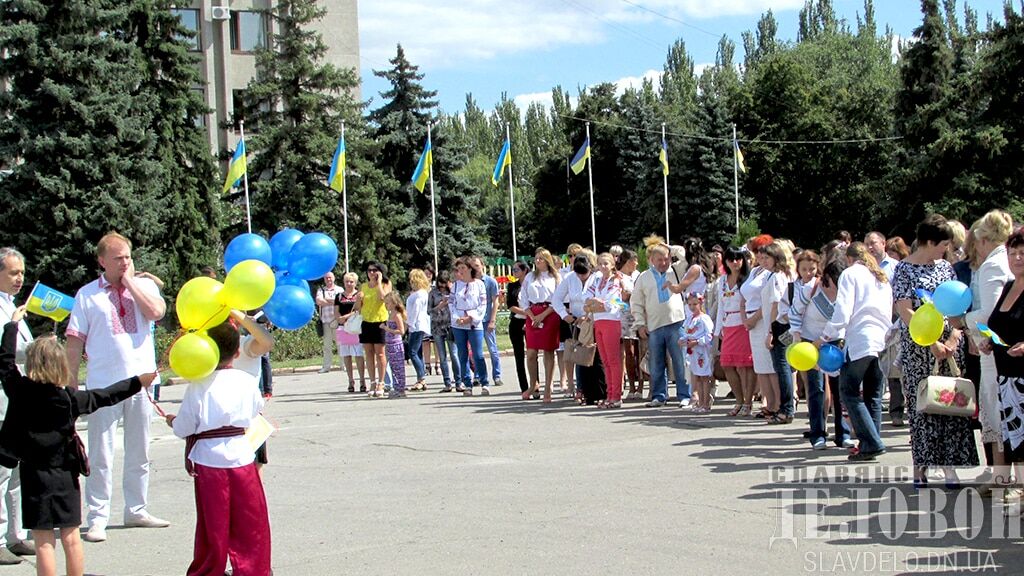 У Слов'янську пройшов масштабний флешмоб патріотів: фоторепортаж		