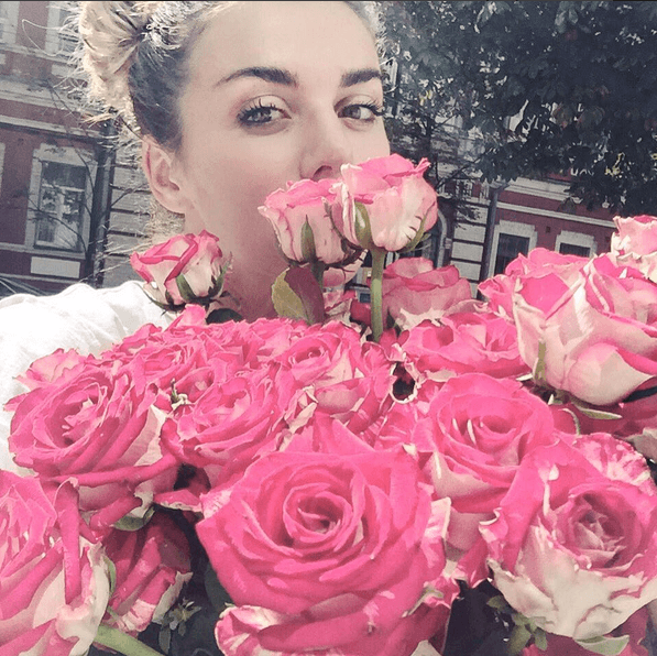 Седокова хорошо провела время с сотней роз и красотками из "ВИА Гры"