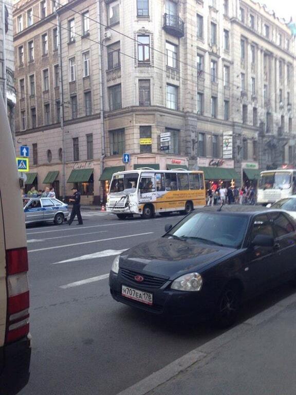 В Питере автобус влетел в витрину магазина: фото ДТП