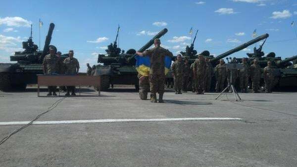 Бойцы АТО подарили Порошенко боевой флаг: фотофакт