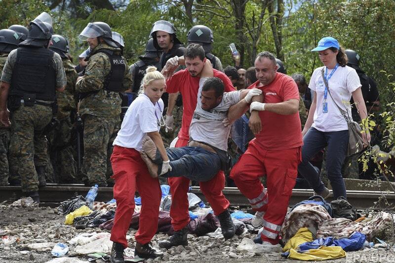 И тут они как ломанулись! В Македонию прорвались тысячи мигрантов из Греции: фоторепортаж