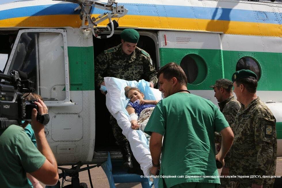 Раненую в Сартане девочку привезли в Киев вертолетом: фоторепортаж