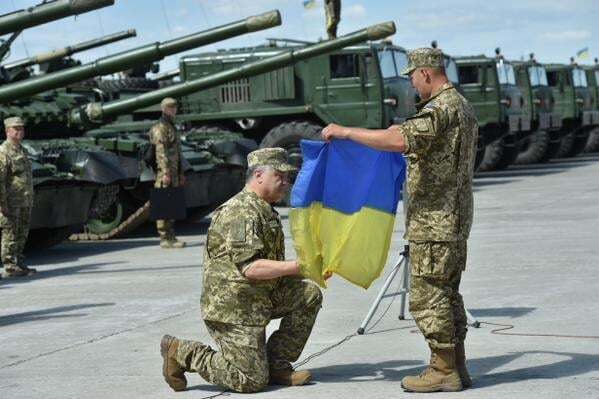Бойцы АТО подарили Порошенко боевой флаг: фотофакт