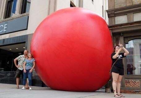 В Огайо устроили погоню за "сбежавшим" гигантским шаром весом в 114 кг: фото и видеофакт