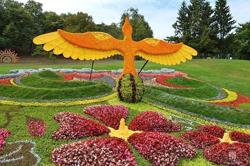 В Киеве на Певчем поле стартовала выставка цветов: сказочные фото
