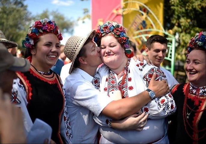 Ляшко похвалився поцілунком з полтавчанкою на Сорочинському ярмарку: фотофакт