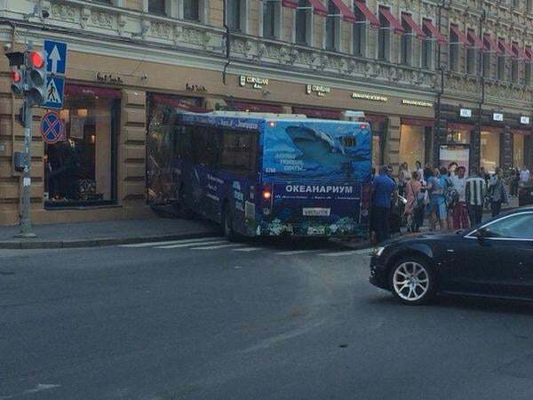 В Питере автобус влетел в витрину магазина: фото ДТП