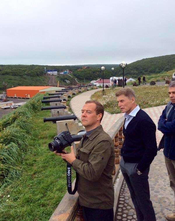 Блогер показал дорогостоящую фотокамеру Медведева
