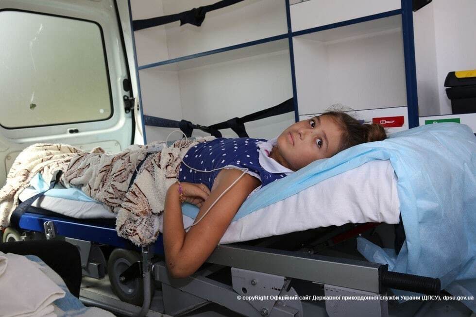 Раненую в Сартане девочку привезли в Киев вертолетом: фоторепортаж