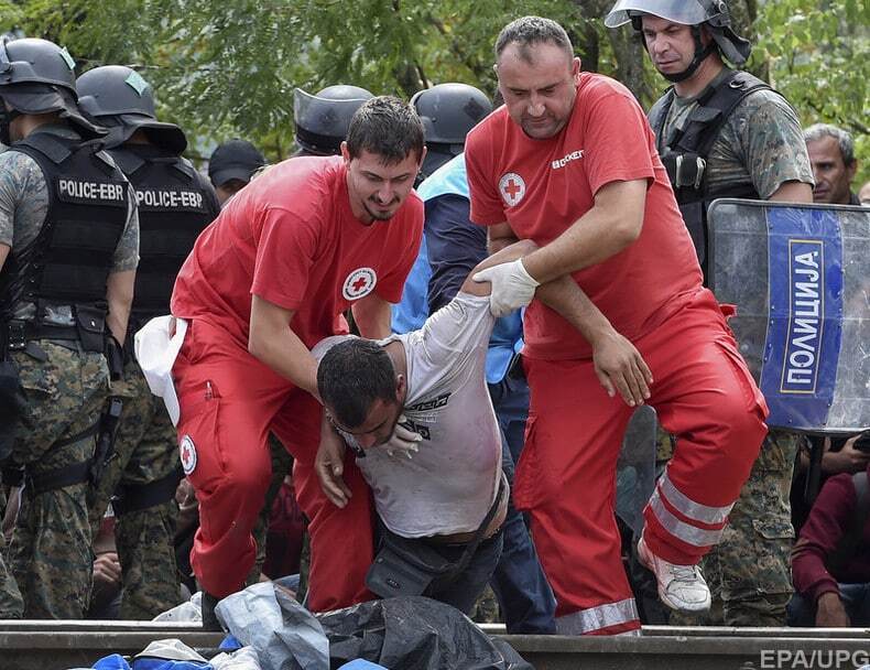 І тут вони як ломанулись! У Македонію прорвалися тисячі мігрантів з Греції: фоторепортаж
