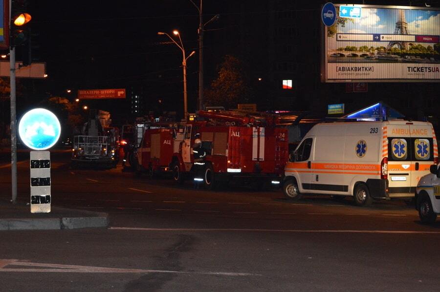 У Києві вночі горів готель "Турист": евакуювали 100 чоловік