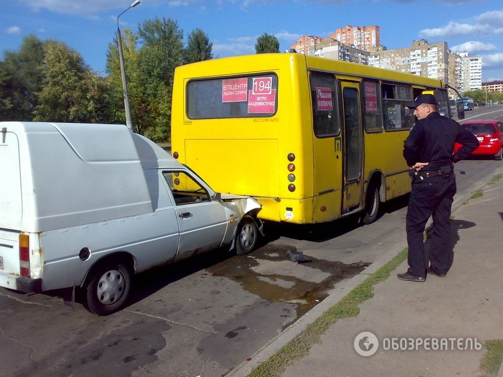 В Киеве столкнулись "Таврия" и маршрутка, есть пострадавший: фотофакт