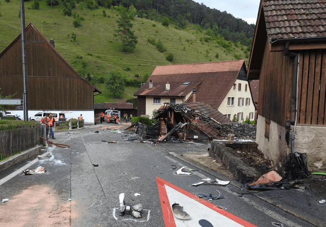 В Швейцарии на авиашоу при столкновении двух самолетов погиб пилот: опубликованы фото и видео