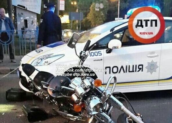 У Києві автомобіль нової поліції зіткнувся з мотоциклом: фотофакт