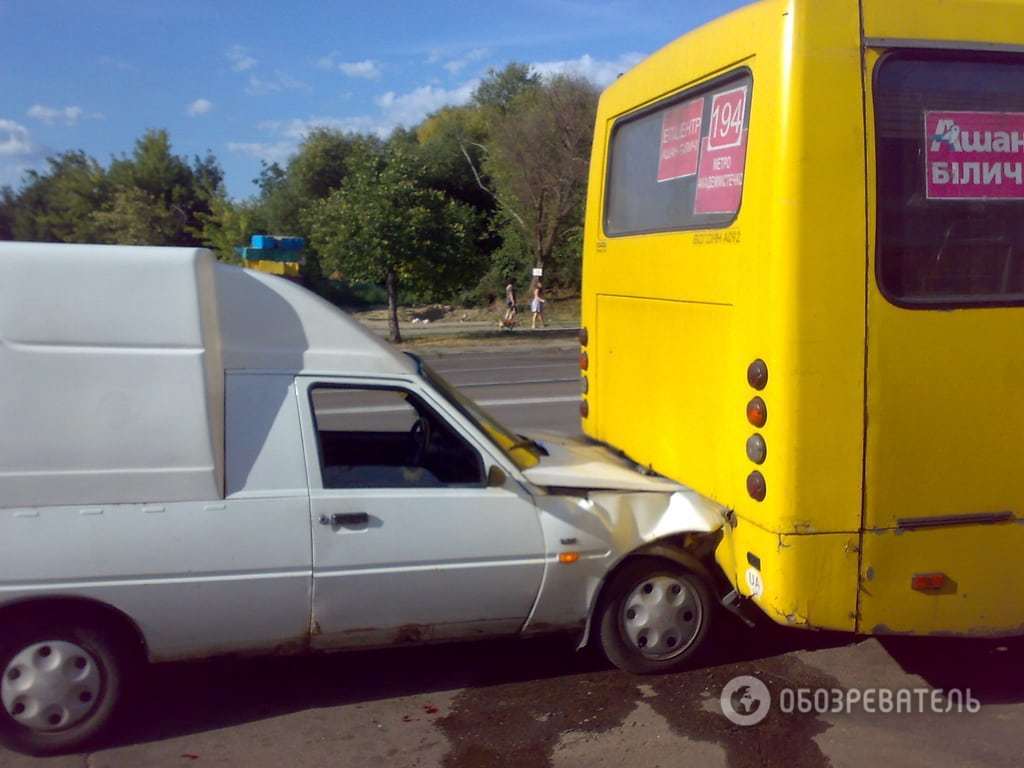 В Киеве столкнулись "Таврия" и маршрутка, есть пострадавший: фотофакт