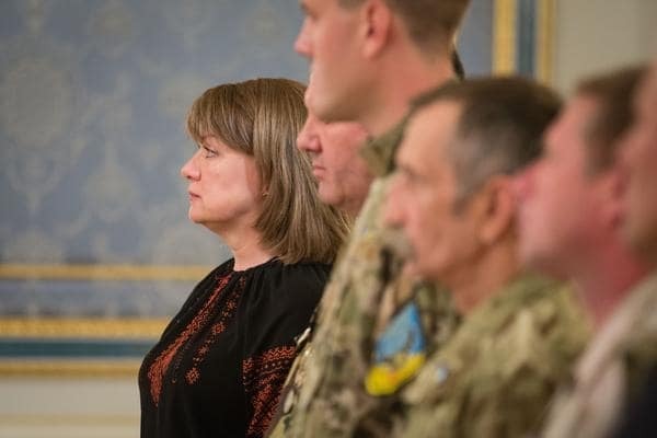 Порошенко нагородив зіркою Героя загиблого на Донбасі айдарівця