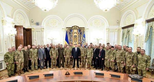 "Не существует государства без войска": Порошенко наградил военных