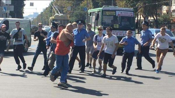 В Харькове избили мужчину в футболке с надписью "СССР": фото- и видеофакт