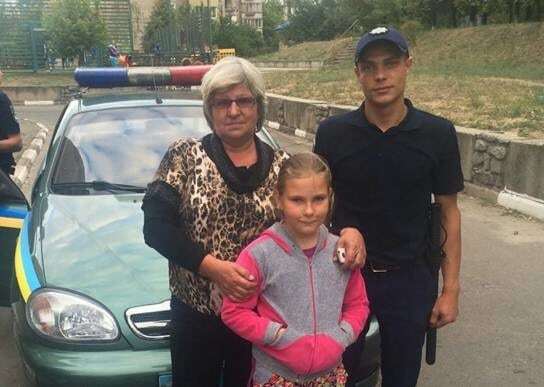 Під Києвом поліцейські знайшли зниклу дівчинку: фотофакт