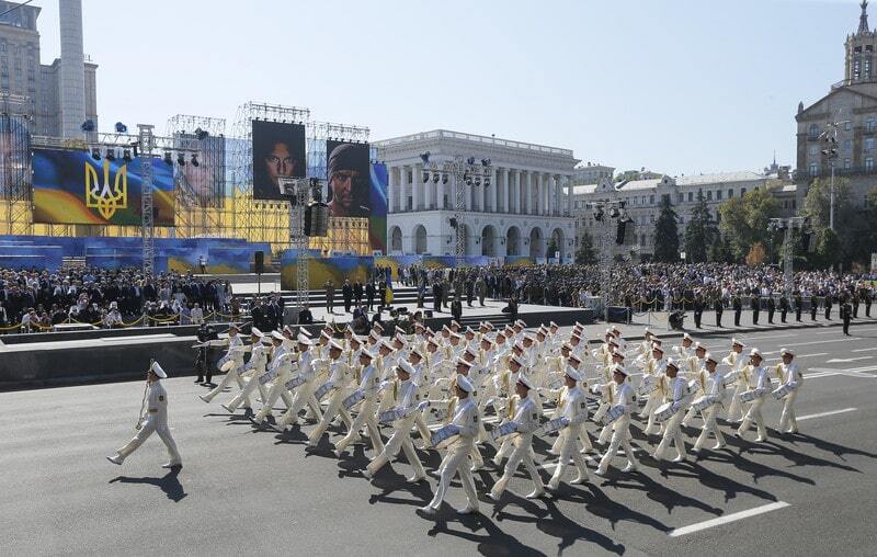 Сльози щастя і гордість за воїнів: грандіозні фотографії військового параду в Києві