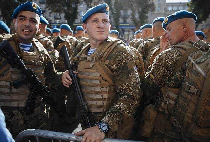 Слезы счастья и гордость за воинов: грандиозные фотографии военного парада в Киеве