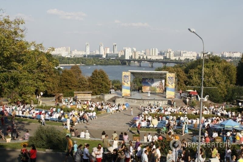 Как украинцы праздновали День Независимости: куклы-мотанки и пес-патриот