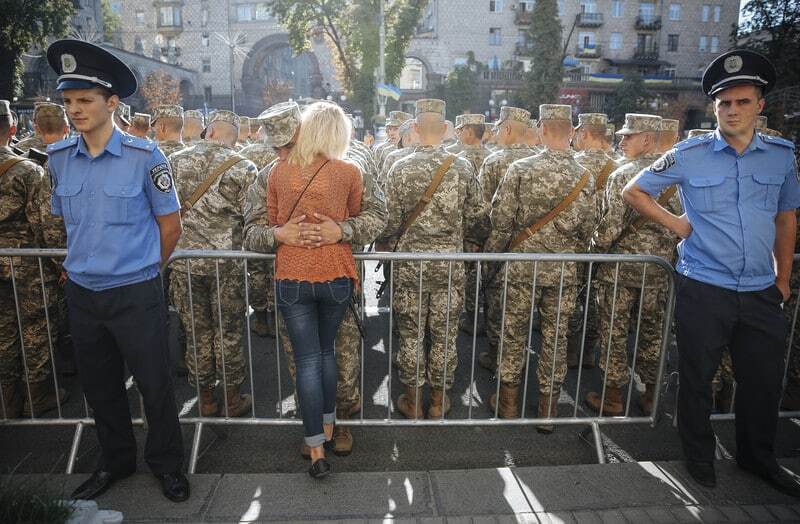 Слезы счастья и гордость за воинов: грандиозные фотографии военного парада в Киеве