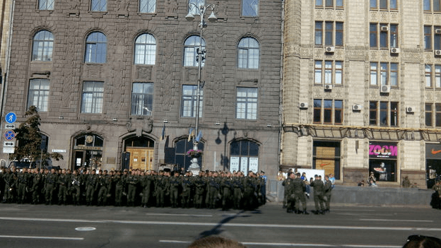 Тисячі людей вийшли на Хрещатик: фото з центру Києва