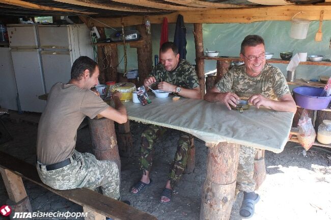 На линии огня. Как встречали День Независимости на передовой: фоторепортаж