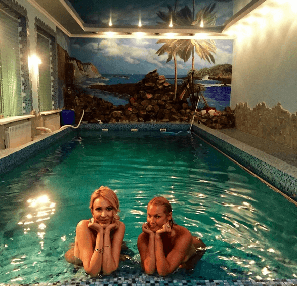 З корабля на бал: Волочкова "засвітила" фото в басейні "після пологового будинку"