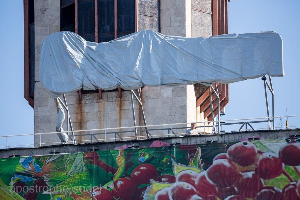 На Майдані під час параду рекламу закрили тканиною: опубліковані фото