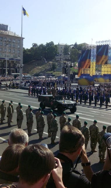 Тысячи людей вышли на Крещатик: фото из центра Киева