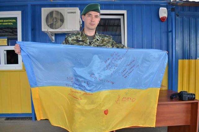 Прикордонники подарували кримчанам шматочок України: фото поздоровлення