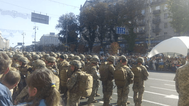 Тисячі людей вийшли на Хрещатик: фото з центру Києва