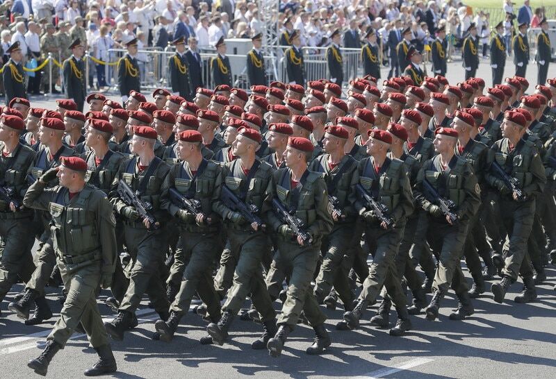 Слезы счастья и гордость за воинов: грандиозные фотографии военного парада в Киеве