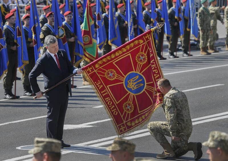 Слезы счастья и гордость за воинов: грандиозные фотографии военного парада в Киеве