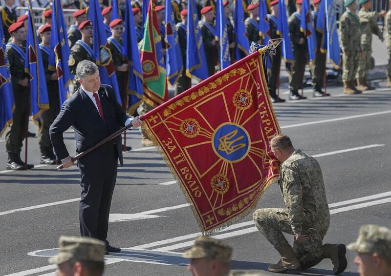 Сльози щастя і гордість за воїнів: грандіозні фотографії військового параду в Києві