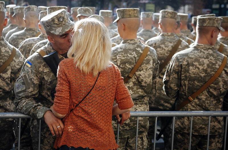 Сльози щастя і гордість за воїнів: грандіозні фотографії військового параду в Києві