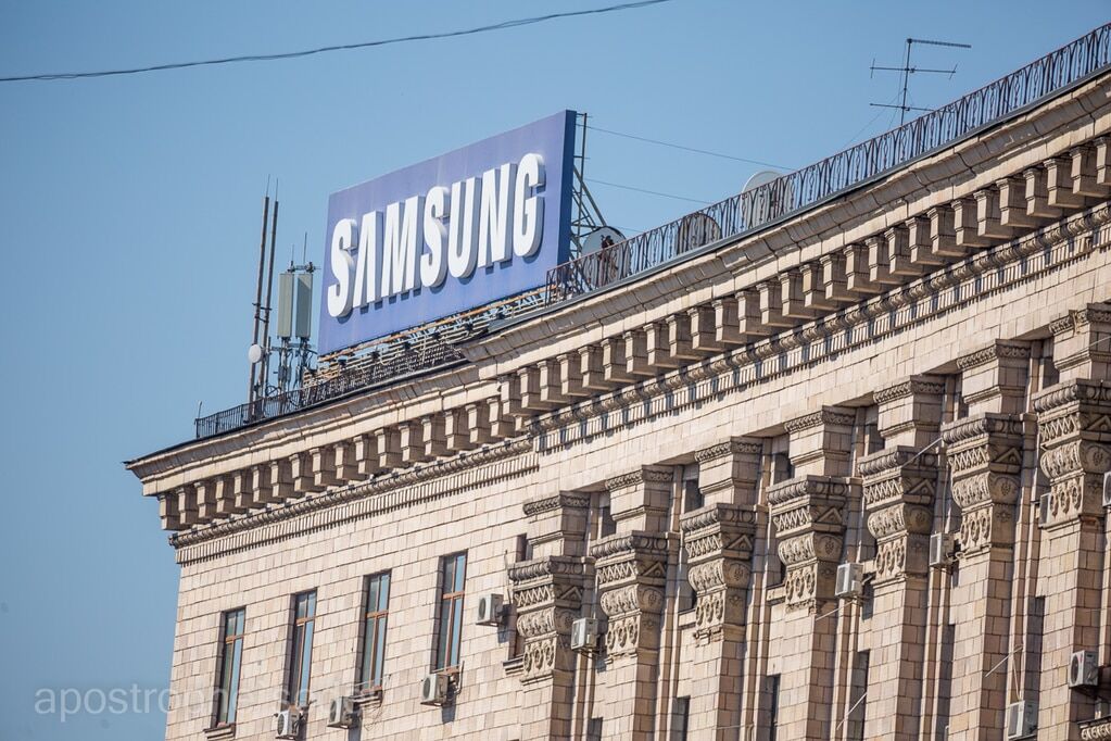 На Майдані під час параду рекламу закрили тканиною: опубліковані фото