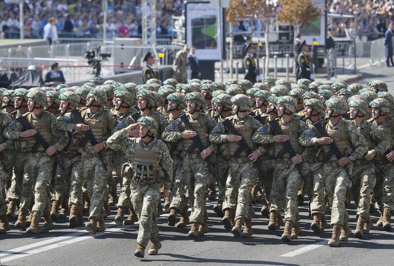 Слезы счастья и гордость за воинов: грандиозные фотографии военного парада в Киеве