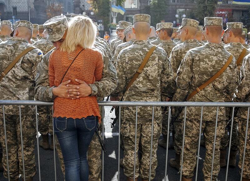 Слезы счастья и гордость за воинов: грандиозные фотографии военного парада в Киеве