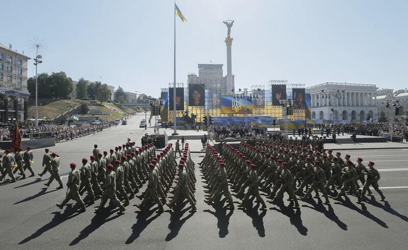 Слезы счастья и гордость за воинов: грандиозные фотографии военного парада в Киеве